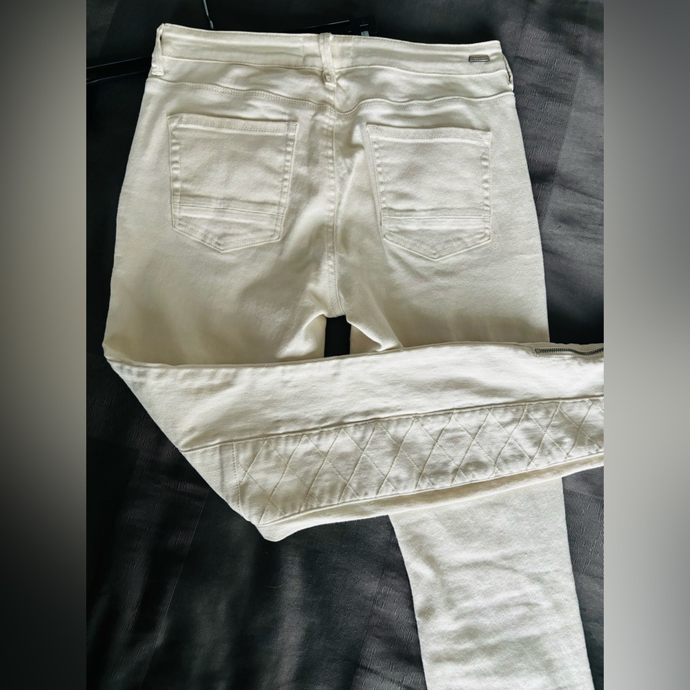 Kendall and Kylie Cream colored jeans
Size: 27